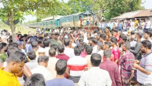 পাঁচ ঘণ্টা রেল যোগাযোগ বন্ধ জামালপুরে রেলপথ অবরোধ